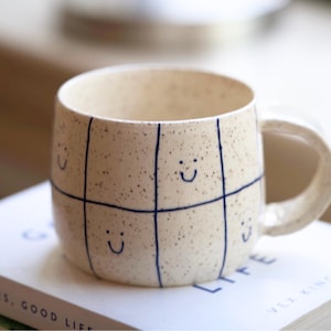 Ręcznie robiony ceramiczny kubek w kratkę: minimalistyczny kubek do kawy z uśmiechniętymi buźkami