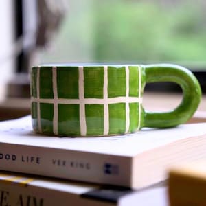 ハンドメイドマグカップ - エメラルドグリーンの陶器 - コーヒーマグ - モダンなギフト - 大胆なモダンデザイン - 幾何学模様 - 誕生日ギフト