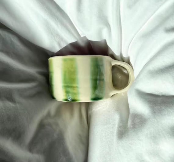 淡い緑色の陶器瓶 ベイビーわるきゅーれドラマタイアップ品 陶器製 壺 グリーン