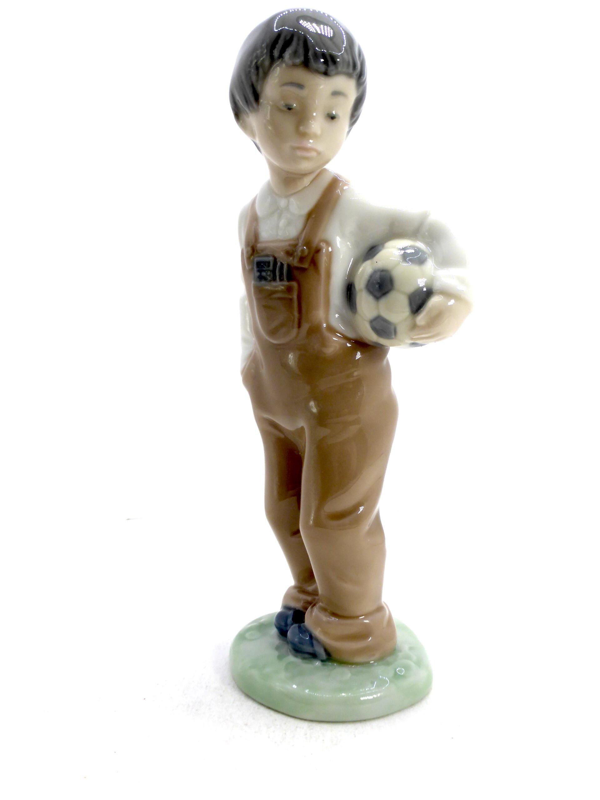 リヤドロ（ナオ）サッカーボールを持った少年「READY TO PLAY 