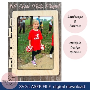 Könnte beinhalten: Eine digitale Download-SVG-LaserdDatei für einen 10,16 x 15,24 cm Fotomagneten mit dem Wort "CHEER" ausgeschnitten aus dem Rahmen. Der Magnet ist dafür ausgelegt, ein Foto einer Cheerleaderin zu halten. Das Bild zeigt ein junges Mädchen in einem roten Cheerleader-Outfit, das Pompons hält.