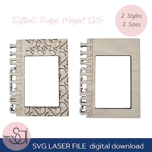 Puede incluir: Dos estilos de marcos de fotos de madera con temática de softball. Un marco tiene un patrón de softball alrededor del borde, el otro tiene un borde sólido. Ambos marcos tienen la palabra "SOFTBALL" escrita verticalmente en el lateral. El texto "Softball Fridge Magnet SVG" y "2 Styles 2 Sizes" está escrito encima de los marcos. El texto "SVG LASER FILE digital download" está escrito debajo de los marcos.