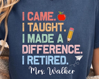 Op de afbeelding: Een marineblauw T-shirt met een kleurrijke afbeelding met de tekst "Ik kwam. Ik gaf les. Ik maakte een verschil. Ik ging met pensioen. Mevrouw Walker".