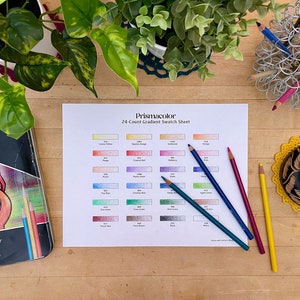 Może przedstawiać: Biała kartka papieru z arkuszem wzorów gradientowych dla kolorowych ołówków Prismacolor. Arkusz pokazuje 24 różne gradienty kolorów, każdy z 10 odcieniami. Arkusz jest oznaczony jako "24-Count Gradient Swatch Sheet". Na stole obok arkusza leżą cztery kolorowe ołówki.