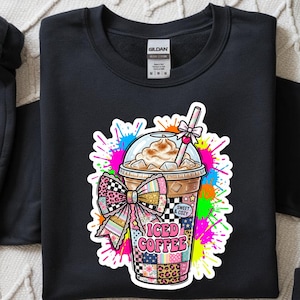 Imagen PNG de un mosaico de leopardo con purpurina para café helado: diseño de salpicaduras de neón con lazo coqueto (descarga digital)