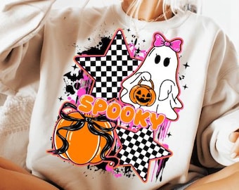 Könnte beinhalten: Weißes Sweatshirt mit einem Halloween-Motiv. Das Design zeigt einen Geist mit einer rosa Schleife, einen Kürbis und einen orangefarbenen Kürbis mit einer schwarzen Schleife. Das Wort "Spooky" ist in Orange geschrieben.