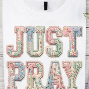 Just Pray Retro Floral Varsity Letters PNG: Diseño de camiseta Christian Coquette (Descarga digital)