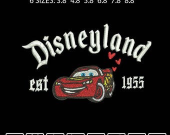 Puede incluir: Parche bordado con un coche de dibujos animados rojo con una cara sonriente, el texto "Disneyland est 1955" y corazones. Disponible en seis tamaños: 3,8", 4,8", 5,8", 6,8", 7,8" y 8,8".