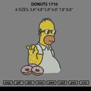 Può includere: Personaggio dei cartoni animati giallo con occhiali da sole che tiene un ciambella con codette. Il personaggio indossa una camicia bianca. Ci sono due ciambelle rosa con codette sul pavimento. Il testo "DONUTS 1710" e "6 SIZES: 3.8" 4.8" 5.8" 6.8" 7.8" 8.8" è nella parte superiore dell'immagine.
