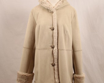 Könnte beinhalten: Eine beige Wildlederjacke mit einem Kunstfellfutter und einer Kapuze. Die Jacke hat einen Knopfverschluss und Fellbesatz an den Ärmelbündchen.
