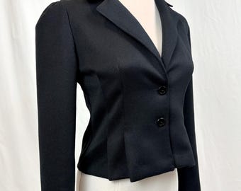 Blazer cropped preto plissado com ombros bufantes, vintage anos 80, tamanho XS.