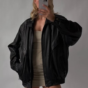 Blouson aviateur classique en cuir noir pour femme, veste droite oversize en cuir de mouton. Blouson en cuir pour femme, Blouson en cuir souple pour femme