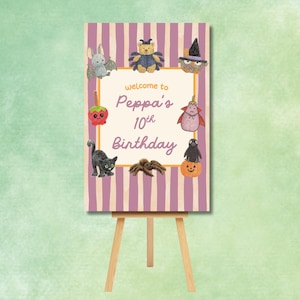 Può includere: Un cartello di benvenuto per il 10° compleanno di Peppa, con uno sfondo a righe viola e bianche. Il cartello è decorato con illustrazioni di cartoni animati di un pipistrello, un orso, una strega, una mela, un gatto, un ragno, un pinguino e una zucca.