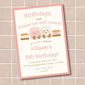 Könnte beinhalten: Eine rosa gerahmte Einladung mit dem Text "Birthdays are S'more fun with friends". Die Einladung zeigt Illustrationen von Marshmallows und S'mores. Sie kündigt Allisons 9. Geburtstag an, einschließlich Datum, Uhrzeit und Ort.
