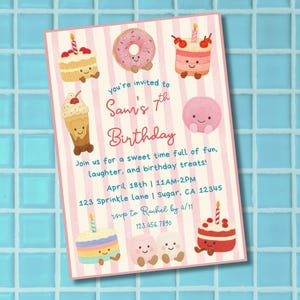 Könnte beinhalten: Eine Geburtstagseinladung mit rosa-weiß gestreiftem Hintergrund. Die Einladung zeigt Illustrationen von Desserts mit lächelnden Gesichtern, darunter ein Donut, Kuchen und Milchshake. Der Text lautet "Sam's 7th Birthday".