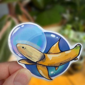 Sticker requin banane - Sticker vinyle requin fruit mignon drôle - Sticker animal océanique mignon avec bulles - esthétique idiote et amusante pour ordinateur portable, journal