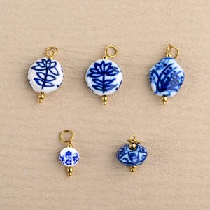 Blue Floral Ceramic Charms – Handmade Vintage Porcelain Round Pendants for DIY Necklace Bracelet Jewelry Bulk