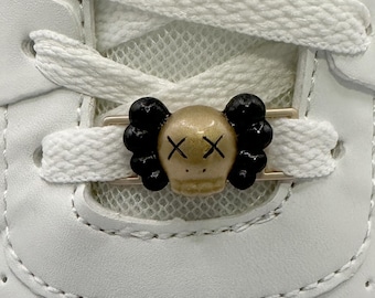 Cadeados de cadarço Kaws pretos e dourados, pingentes para tênis Kaws, cadarço Kaws, pingente Kaws, acessórios para calçados, joias para tênis, joias Kaws