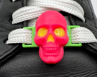 ピンクの暗闇で光るスカルチャーム、スカルの靴紐チャーム、靴アクセサリー、スニーカージュエリー、スカルジュエリー、スニーカーチャーム、スカルチャーム