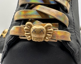 Cadeados de renda Kaws dourados, pingente Kaws, cadarço Kaws, pingente de sapato Kaws, acessórios para sapatos, joias para tênis, joias Kaws, pingentes para tênis
