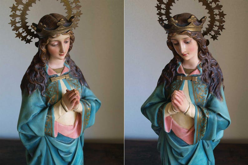 K&ouml;nnte beinhalten: Detaillierte Statue einer Frau mit Krone und Heiligenschein. Die Figur tr&auml;gt ein tealfarbenes Gewand mit goldenen Akzenten und ein rosa Unterhemd. Ihre H&auml;nde sind zum Gebet gefaltet. Die Statue hat einen ruhigen Ausdruck.