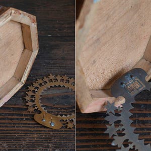 K&ouml;nnte beinhalten: Zweiteiliges Bild, das eine achteckige Holzkiste mit hellbraunem Innenraum und ein dekoratives Metallst&uuml;ck mit sternf&ouml;rmigen Ausschnitten zeigt. Die Kiste hat ein verwittertes Aussehen.