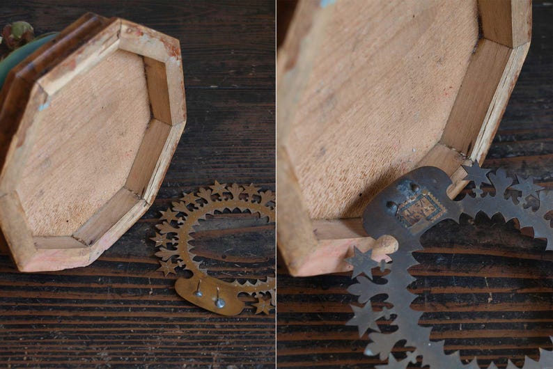 K&ouml;nnte beinhalten: Zweiteiliges Bild, das eine achteckige Holzkiste mit hellbraunem Innenraum und ein dekoratives Metallst&uuml;ck mit sternf&ouml;rmigen Ausschnitten zeigt. Die Kiste hat ein verwittertes Aussehen.