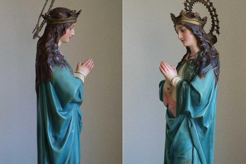 K&ouml;nnte beinhalten: Vintage Statue einer Frau in einem tealfarbenen Gewand, die H&auml;nde zum Gebet gefaltet. Die Statue hat eine goldene Krone und einen Sternenkranz. Die Frau hat lange braune Haare und einen ruhigen Ausdruck. Ein religi&ouml;ses Objekt.
