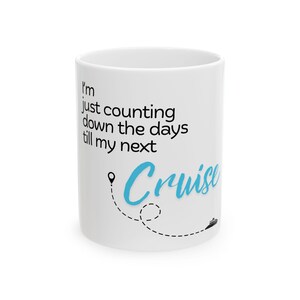 Puede incluir: Taza de cerámica blanca con el texto "I'm just counting down the days till my next Cruise" en negro y azul. Una línea de puntos con un gráfico de crucero conduce a la palabra "Cruise".