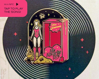 Spilla smaltata Unboxed & Broken, ispirata alla musica, simpatico regalo musicale per lei, carta abilitata NFC, distintivo da collezione per gli appassionati di musica