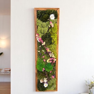 Kunst mit konserviertem Moos. Wanddekoration mit Moos. Mooskunst. Wandkunst aus Moos und Holz. Gemälde mit Moos und Blumen
