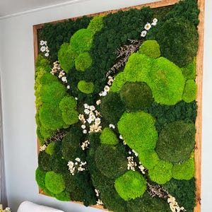 Kunst mit konserviertem Moos. Wanddekoration mit Moos. Mooskunst. Wandkunst aus Moos und Holz. Gemälde mit Moos und Blumen