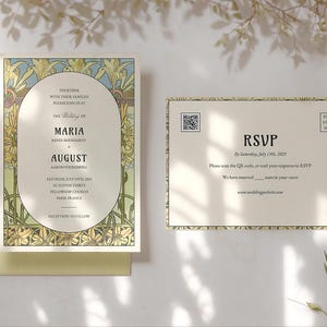 Op de afbeelding: Een huwelijksuitnodiging met een bloemenontwerp met lelies en een decoratieve rand. De uitnodiging bevat de namen Maria en August, de datum zaterdag 30 juli 2023 en de locatie Fellowship Church. De RSVP-kaart bevat een QR-code en de tekst "RSVP vóór zaterdag 15 juli 2023".