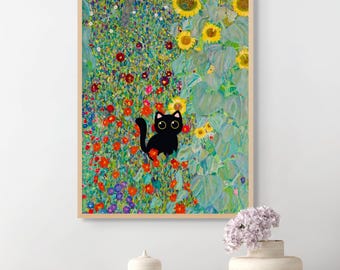 Può includere: Un gatto nero con grandi occhi è seduto in un campo di fiori colorati e girasoli. I fiori sono rossi, arancioni, gialli, viola e blu. Lo sfondo è un campo verde con un cielo blu.