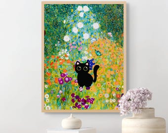 Può includere: Un gatto nero con grandi occhi si trova in un campo di fiori colorati. I fiori sono di colore giallo, arancione, rosa, viola e bianco. Lo sfondo è un verde sfocato.