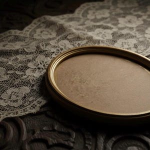 Großer Vintage Holzrahmen mit gotischem Porträt - Stimmungsvolle Dark Academia Wandkunst - Handgemaltes Dekor im antiken Stil - Geschenk für das viktorianische Zuhause Bild 12