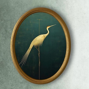 Puede incluir: Una impresión ovalada enmarcada con una grulla blanca estilizada con cuello y patas largos, sobre un fondo verde azulado. El ave está representada en un estilo minimalista, con un marco dorado.