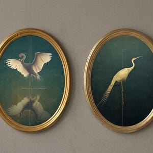 Puede incluir: Dos grabados artísticos enmarcados ovalados. Uno presenta un ave blanca con las alas extendidas, su reflejo debajo. El otro representa un ave dorada con patas largas. Ambos están sobre un fondo verde azulado con marcos dorados.