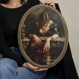 K&ouml;nnte beinhalten: Ein gerahmtes ovales Gem&auml;lde einer Frau mit dunklen Haaren und einem schwarzen Kleid, ihre H&auml;nde tropfen Blut in eine Wasserlache.
