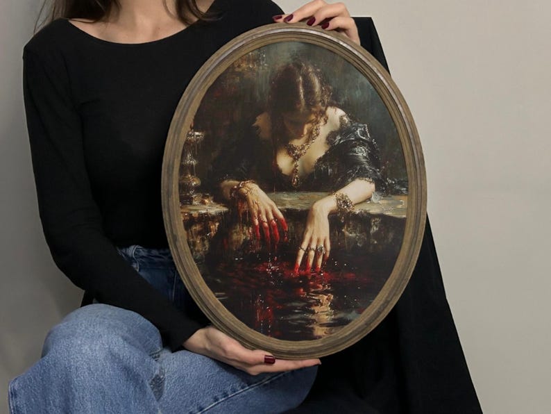 K&ouml;nnte beinhalten: Ein gerahmtes ovales Gem&auml;lde einer Frau mit dunklen Haaren und einem schwarzen Kleid, ihre H&auml;nde tropfen Blut in eine Wasserlache.