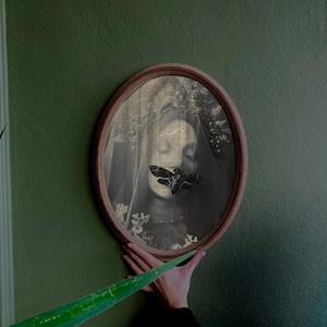 Arte gótico victoriano: placa de pared de madera ovalada hecha a mano