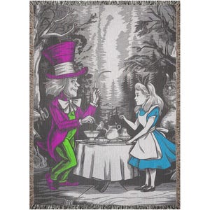 Coperta intrecciata di Alice nel Paese delle Meraviglie: una scena di festa del tè stravagante per gli appassionati di letteratura