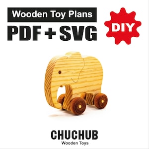 Puede incluir: Un juguete de elefante de madera con ruedas marrones. El juguete está hecho de madera de color claro y tiene una cara sonriente. El texto en la parte superior dice "Wooden Toy Plans PDF + SVG" y "DIY" en una estrella roja. El texto inferior dice "CHUCHUB Wooden Toys."