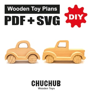 Puede incluir: Se muestran dos vehículos de juguete de madera, un coche y una camioneta. El coche tiene un techo redondeado, mientras que la camioneta tiene una plataforma. Ambos están hechos de madera clara con ruedas de madera. El texto en la parte superior dice "Wooden Toy Plans PDF + SVG" y "DIY". La marca "CHUCHUB Wooden Toys" está en la parte inferior.