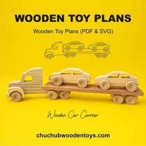 Puede incluir: Planos de juguetes de madera con un camión de transporte de coches de madera con dos coches de madera en un remolque. La imagen muestra el texto "WOODEN TOY PLANS" y "Wooden Car Carrier" sobre un fondo amarillo. También se ve la web chuchubwoodentoys.com.