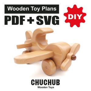 Puede incluir: Un avión de juguete de madera con hélice, alas y ruedas. El texto "Wooden Toy Plans PDF + SVG" está en la parte superior, y "DIY" está en una estrella roja. La marca "CHUCHUB Wooden Toys" está en la parte inferior.