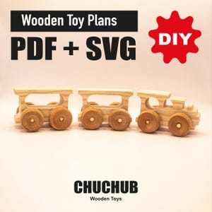 Puede incluir: Un tren de juguete de madera con tres vagones. El tren está hecho de madera clara con ruedas marrones. La imagen incluye el texto "Wooden Toy Plans PDF + SVG" y "DIY". La marca "CHUCHUB Wooden Toys" también es visible.