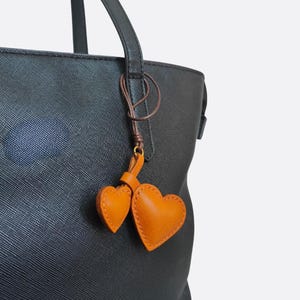 Charm para bolso de cuero con forma de corazón / Llavero de cuero / Charm para bolso / Charm para bolso con forma de corazón / Colgante con forma de corazón / Accesorios para bolso.