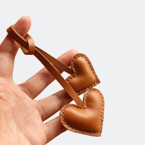 Charm para bolso de cuero con forma de corazón / Llavero de cuero / Charm para bolso / Charm para bolso con forma de corazón / Colgante con forma de corazón / Accesorios para bolso.
