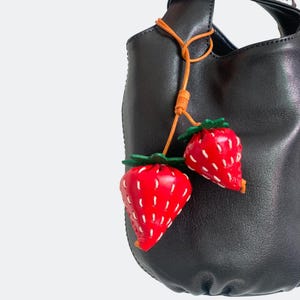Erdbeer Taschenanhänger | 3D Erdbeeren Anhänger | Leder Taschenanhänger | Obst Taschenanhänger | Geschenk Taschenanhänger | Taschenzubehör.